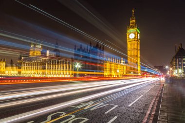 Londra Büyük Ben ve Westminster Köprüsü 'nde trafik çok güzel bir yaz gecesinde, Londra, İngiltere, İngiltere