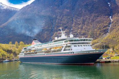 Güneşli bir günde Norveç 'te gemi turu