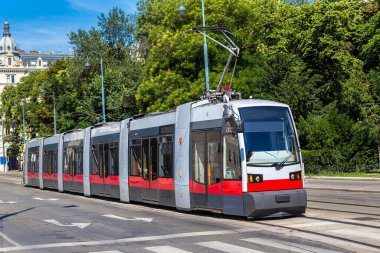 Geleneksel kırmızı elektrikli tramvay Viyana, Avusturya'da güzel bir yaz günü