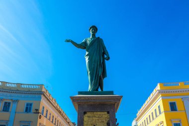 Güzel yaz günü Duke de Richelieu anıt Odessa, Ukrayna