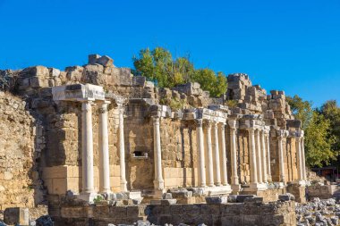 Agora, antik şehirde bir güzel yaz günü, Antalya, Türkiye tarafında kalıntıları