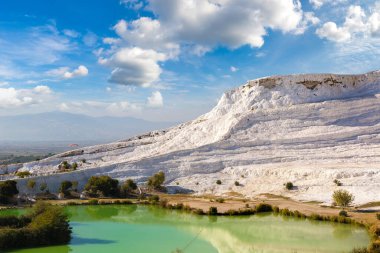 Traverten havuzları ve teraslar Pamukkale, Türkiye'de bir güzel yaz günü