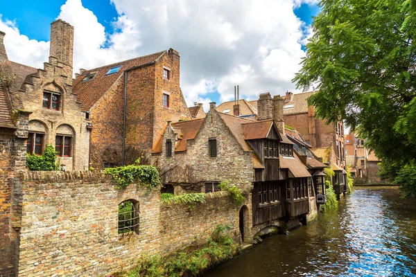 Belçika Güzel Bir Yaz Gününde Bruges Deki Kanallar Boyunca Evler — Stok fotoğraf