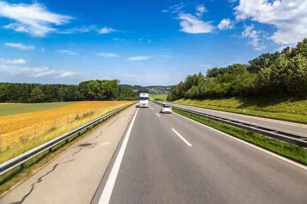 Güzel yaz günde İsviçre asfalt yol