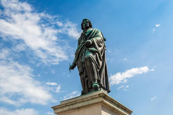 Άγαλμα Του Βόλφγκανγκ Αμαντέους Μότσαρτ Στο Σάλτσμπουργκ Μια Όμορφη Καλοκαιρινή — Φωτογραφία Αρχείου