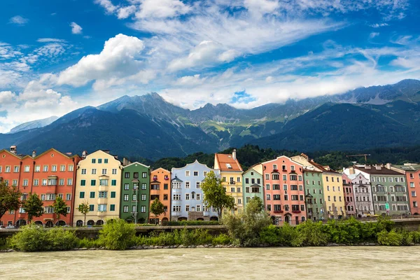 Facciata Dell Edificio Montagne Delle Alpi Alle Spalle Innsbruck Una — Foto Stock