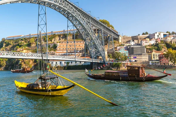 Παραδοσιακές Βάρκες Βαρέλια Κρασιού Και Τον Ποταμό Douro Στο Πόρτο — Φωτογραφία Αρχείου