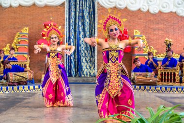 BALI, INDONEZYA - 28 Şubat 2020: Endonezya Bali 'deki GWK Garuda Wisnu Kencana Kültür Parkı' nda geleneksel bale dansı