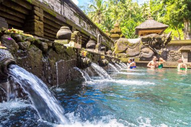 BALI, INDONEZYA - 28 Şubat 2020: Bali halkı Endonezya 'nın Bali kentindeki Pura Tirta Empul Tapınağı' ndaki kutsal havuzda dua ediyor