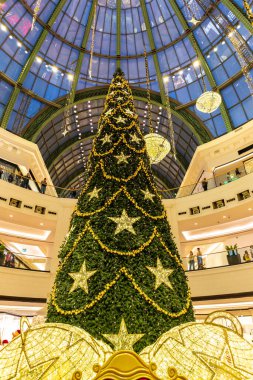 DUBAI, BAE - 25 Aralık 2019: Dubai, Birleşik Arap Emirlikleri 'ndeki Emirlikler Merkezi' nde Noel ağacı