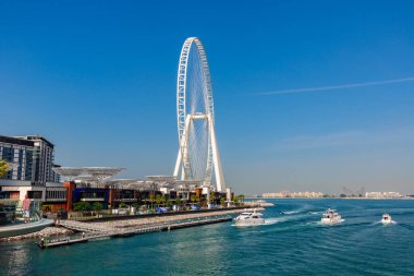DUBAI, BAE - 5 Nisan 2020: Bluewaters Adası, Dubai Marina 'da dönme dolap Dubai gözü güneşli bir günde, Dubai, Birleşik Arap Emirlikleri