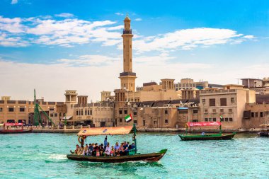 DUBAI, BAE - 5 Nisan 2020: Abra - Dubai Körfezi, Birleşik Arap Emirlikleri 'ndeki geleneksel ahşap tekne