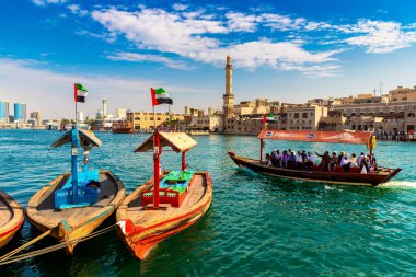 DUBAI, BAE - 5 Nisan 2020: Abra - Dubai Körfezi, Birleşik Arap Emirlikleri 'ndeki geleneksel ahşap tekne