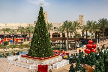 DUBAI, BAE - 25 Aralık 2019: Burj Al Arap Oteli, Madinat Jumeirah ve Dubai 'deki Noel ağacı, Birleşik Arap Emirlikleri