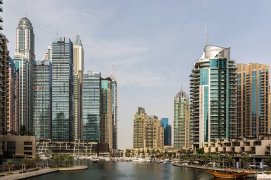 DUBAI, BAE - 5 Nisan 2020 Dubai Marina güneşli bir günde, Dubai, Birleşik Arap Emirlikleri