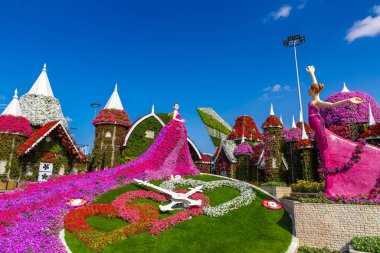 DUBAI, BİRLİK ARAB EMIRATES - 29 Mart 2020: Güneşli bir günde Dubai Mucize Bahçesi, Birleşik Arap Emirlikleri