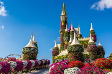 DUBAI, BİRLİK ARAB EMIRATES - 29 Mart 2020: Güneşli bir günde Dubai Mucize Bahçesi, Birleşik Arap Emirlikleri