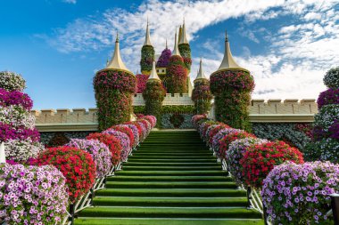 DUBAI, BİRLİK ARAB EMIRATES - 29 Mart 2020: Güneşli bir günde Dubai Mucize Bahçesi, Birleşik Arap Emirlikleri