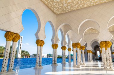 ABU DHABI, BİRLİK ARAB EMIRATES - 31 Ocak 2019: Abu Dabi 'deki Şeyh Zayed Büyük Camii, Birleşik Arap Emirlikleri