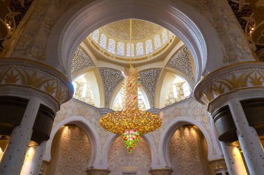 ABU DHABI, BİRLİK ARAB EMIRATES - 31 Ocak 2019: Abu Dabi 'deki Şeyh Zayed Büyük Camii, Birleşik Arap Emirlikleri