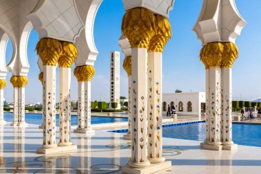 ABU DHABI, BİRLİK ARAB EMIRATES - 31 Ocak 2019: Abu Dabi 'deki Şeyh Zayed Büyük Camii, Birleşik Arap Emirlikleri