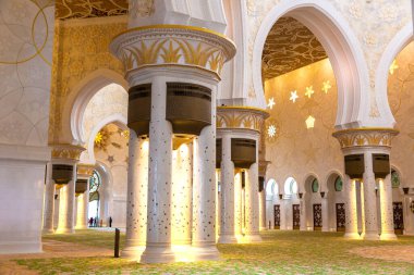 ABU DHABI, BİRLİK ARAB EMIRATES - 31 Ocak 2019: Abu Dabi 'deki Şeyh Zayed Büyük Camii, Birleşik Arap Emirlikleri
