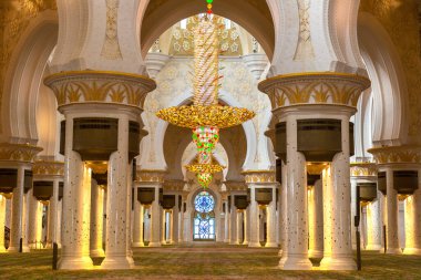 ABU DHABI, BİRLİK ARAB EMIRATES - 31 Ocak 2019: Abu Dabi 'deki Şeyh Zayed Büyük Camii, Birleşik Arap Emirlikleri