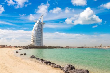 DUBAI, BİRLİK ARAB EMIRATES - 31 Ocak 2020: Burj Al Arab, güneşli bir günde Dubai 'deki ilk yedi yıldızlı lüks otel, Birleşik Arap Emirlikleri