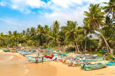 UNAWATUNA, SRI LANKA - 17 Şubat 2020: Sri Lanka sahilinde balıkçı teknesi