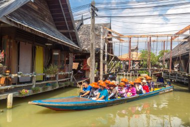 PATTAYA, THAILAND - 11 Mart 2020: Pattaya, Tayland 'da bir yaz günü yüzen pazar