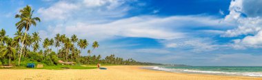 Sri Lanka 'da güneşli bir günde Shinagawa Tropikal Plajı Panoraması