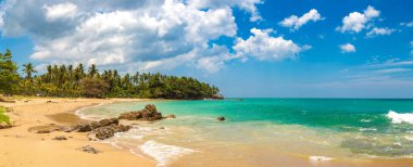 Güneşli bir günde Tayland 'ın Koh Lanta Yai adasında güzel bir sahil manzarası.