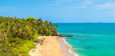 Güneşli bir günde Tayland 'ın Koh Lanta Yai adasında plaj manzarası