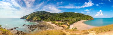 Güneşli bir günde Tayland 'ın Koh Lanta Yai adasında Epic Plajı Panoraması