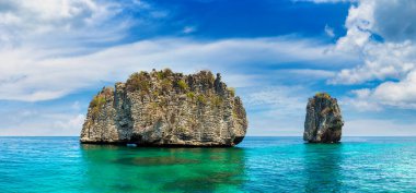 Güneşli bir günde Koh Haa Adaları, Tayland Panoraması