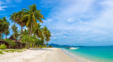 Koh Mook (Koh Muk) adasındaki tropik plaj panoraması, Tayland