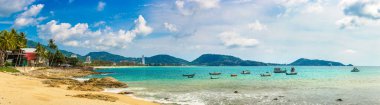 Güneşli bir günde Tayland 'ın Phuket adasındaki Patong Sahili Panoraması