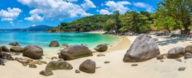 Phuket Adası, Tayland 'da güneşli bir günde Cennet Sahili Panoraması