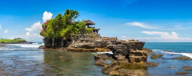Endonezya, Bali 'deki Tanah Lot tapınağının güneşli bir günde panoraması