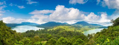 Bali, Endonezya 'da Tamblingan Gölü ve Buyan Gölü Panoraması (İkiz Göller) güneşli bir günde