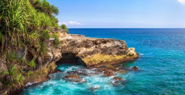 Güneşli bir günde, Nusa Ceningan adasında Doğal Kaya Kemeri Panoraması, Bali, Endonezya