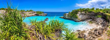 Güneşli bir günde, Nusa Ceningan adasında Mavi Göl Panoraması, Bali, Endonezya