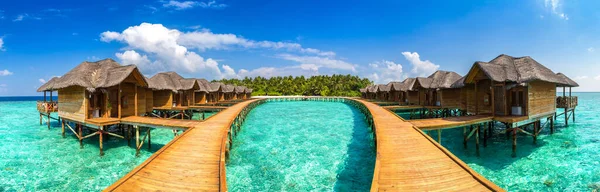 Водные Виллы Деревянная Пристань Пляже Мальдивах Летний День — стоковое фото