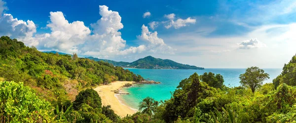 Phuket Adası, Tayland 'da güneşli bir günde Laem Sing Sahili' nin Panoraması