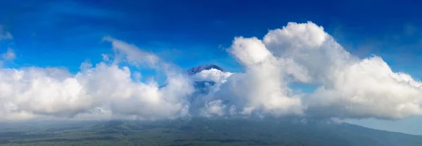 Panorama Van Prachtig Uitzicht Actieve Vulkaan Berg Agung Omringende Wolken — Stockfoto