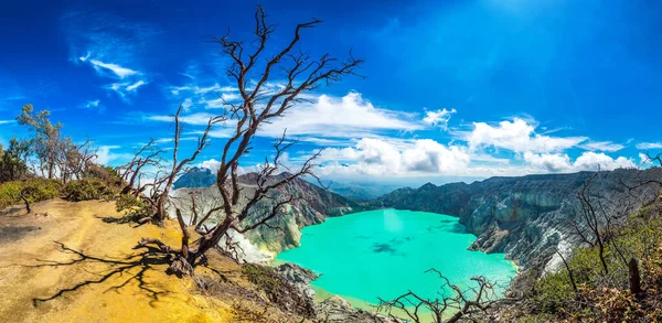 活火山の火口のパノラマ伊集院島 ジャワ島 インドネシア — ストック写真