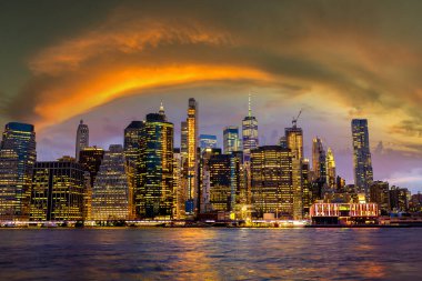 New York City, ABD 'de günbatımından sonra Manhattan şehir merkezinin panoramik gece görüntüsü