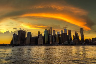New York City, ABD 'de günbatımından sonra Manhattan şehir merkezinin panoramik gece görüntüsü