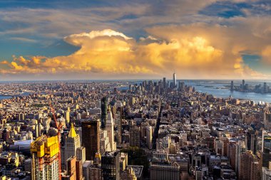 New York City, New York, ABD 'de günbatımında Manhattan' ın panoramik hava manzarası