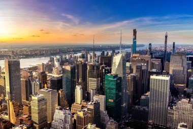 New York City, New York, ABD 'de günbatımında Manhattan' ın panoramik hava manzarası